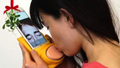 Kissenger, una funda para el teléfono que simula los besos Kissenger, una funda para el teléfono que simula los besos