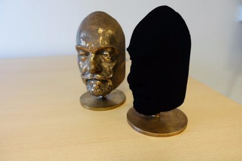 Científicos logran rociar un objeto con el material más negro del mundo Científicos logran rociar un objeto con el material más negro del mundo