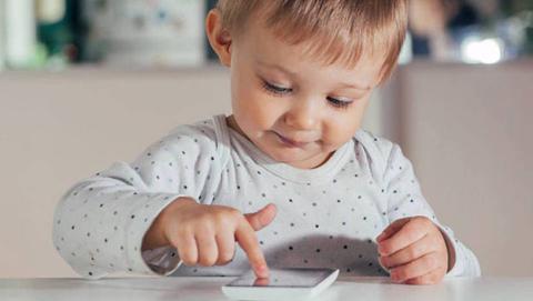 niños bebes que usan el movil niños bebes que usan el movil