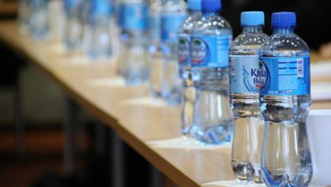 Caduca el agua o lo hace la botella. Caduca el agua o lo hace la botella.