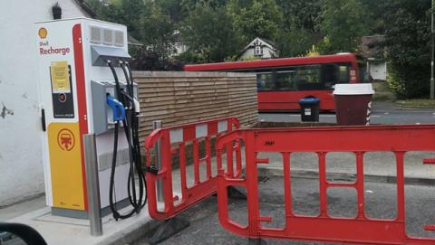 Shell empieza a desplegar puntos de carga para coches eléctricos Shell empieza a desplegar puntos de carga para coches eléctricos