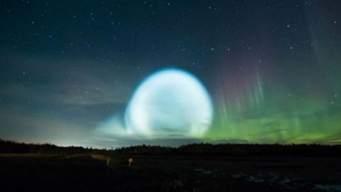 Esta es la misteriosa bola de luz aparecida en Rusia. Esta es la misteriosa bola de luz aparecida en Rusia.