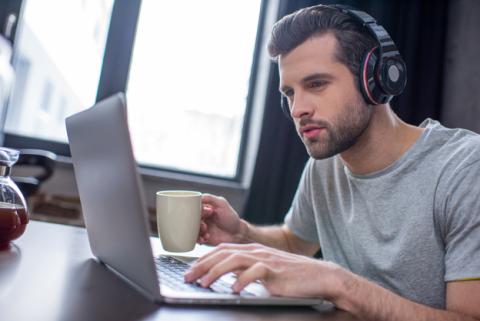 Persona escuchando música a través de los auriculares Persona escuchando música a través de los auriculares