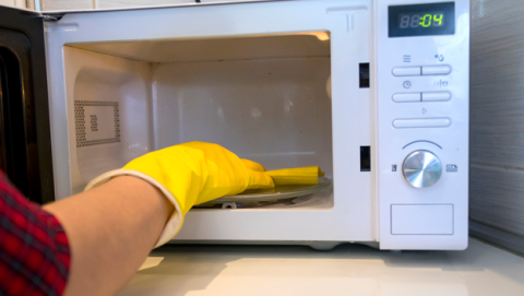 Cómo limpiar el microondas por dentro Cómo limpiar el microondas por dentro