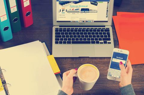 Facebook móvil y ordenador Facebook móvil y ordenador
