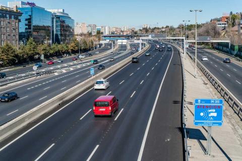 Radar de velocidad en la autopista Radar de velocidad en la autopista