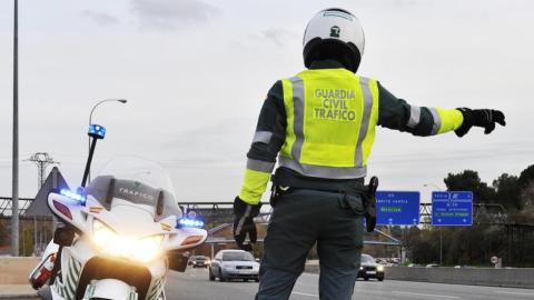 Este es traje actual de los agentes de Tráfico de la guardia Civil Moto Guardia Civil