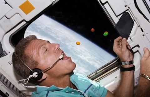 Astronauta comiendo M&Ms NASA publicidad