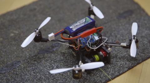 Estos microdrones abren puertas y levantan 40 veces su propio peso Microdrones