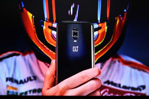 Sainz y Norris nos presentan el nuevo OnePlus 6T McLaren Edition en Woking Sainz y Norris nos presentan el nuevo OnePlus 6T McLaren Edition en Woking