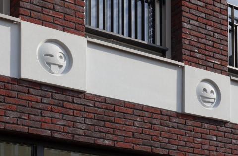 Polémica porque un arquitecto ha cambiado las gárgolas de un edificio por emojis Edificio Emojis