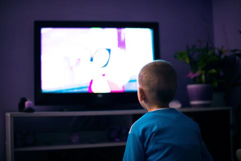 Niño viendo televisión Niño viendo televisión