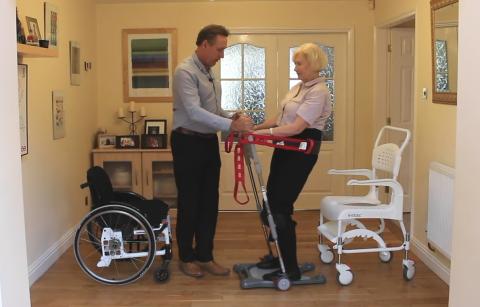 Molift Raiser Pro ayuda a trasladar a las personas que no pueden andar Molift Raiser Pro