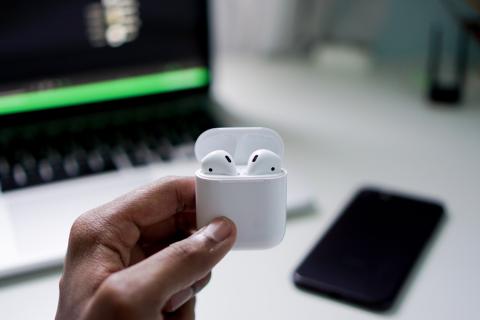 Apple AirPods 2 Apple AirPods 2