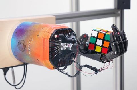 El brazo robot de Google resuelve el cubo de Rubik con una sola mano y es espectacular Brazo robot de Google