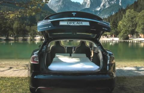 Dreamcase, la cama doble para dormir dentro de un Tesla Cama Tesla
