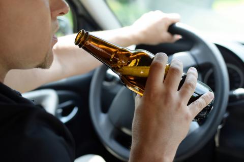 No solo es el alcohol: la DGT explica cómo la forma de beber aumenta los positivos Conductor bebido