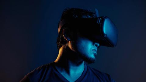 Homem com um fone de ouvido de realidade virtual na cabeça