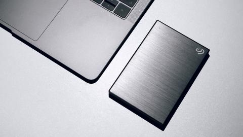 Disco duro externo junto a un ordenador portátil